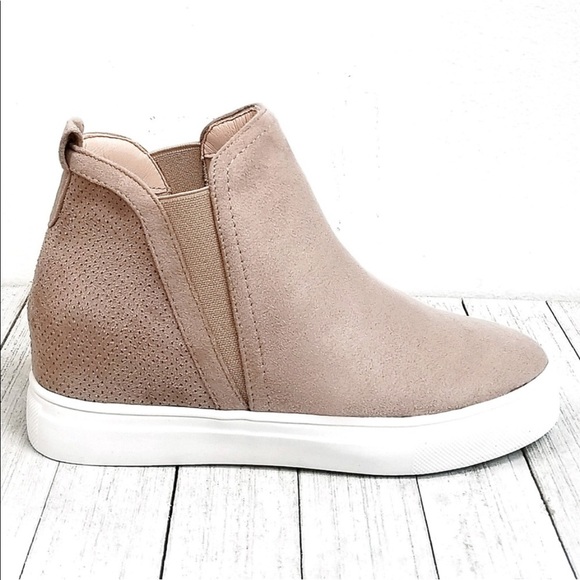 la Sheelah Shoes - Taupe Wedge Sneakers